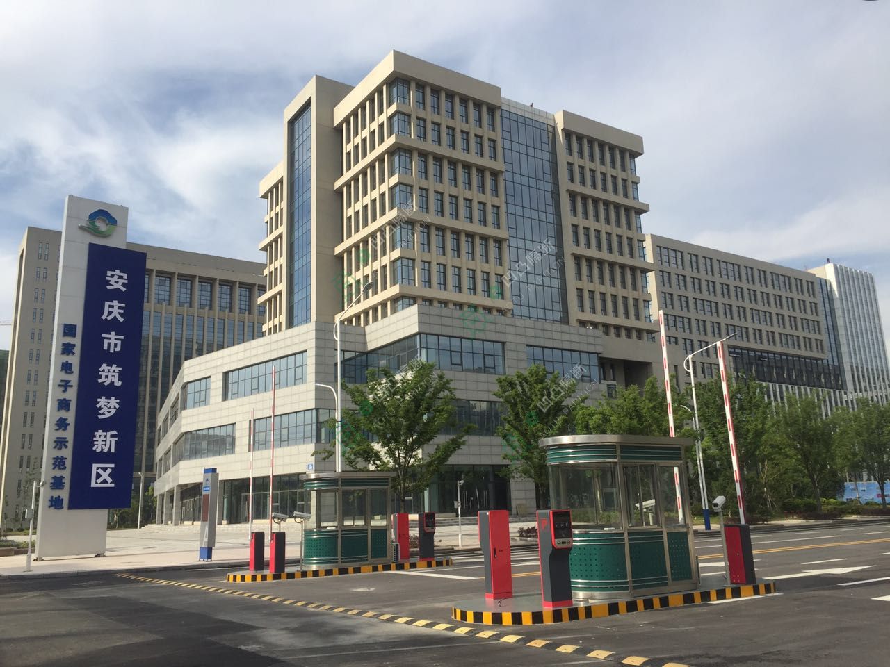 安慶本地高端玻璃隔斷_玻璃隔斷廠家_[承接]安徽嘉游文化旅游發(fā)展有限公司雙玻百葉玻璃隔斷工程
